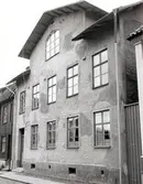 Fasad mot Södra Vallgatan. Bilderna är tagna inom ramen för Kalmar kommuns inventering av Kvarnholmens bebyggelse 1970-1971 och skänkta till länsmuseet.