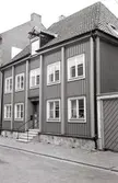 Fasad mot Ölandsgatan. Bilderna är tagna inom ramen för Kalmar kommuns inventering av Kvarnholmens bebyggelse 1970-1971 och skänkta till länsmuseet.