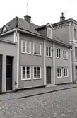 Fasad mot Södra Vallgatan. Bilderna är tagna inom ramen för Kalmar kommuns inventering av Kvarnholmens bebyggelse 1970-1971 och skänkta till länsmuseet.