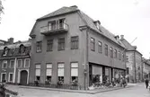 Fasad mot Kaggensgatan-Södra Vallgatan. Bilderna är tagna inom ramen för Kalmar kommuns inventering av Kvarnholmens bebyggelse 1970-1971 och skänkta till länsmuseet.