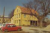 Flyttade hus i kvarteren Laken och Laxen. Bilderna är tagna inom ramen för Kalmar kommuns inventering av Kvarnholmens bebyggelse 1970-1971 och skänkta till länsmuseet.
