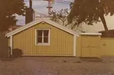 Enfamiljsbostad i kv Laken/Laxen. Bilderna är tagna inom ramen för Kalmar kommuns inventering av Kalmars bebyggelse 1970-1971 och skänkta till länsmuseet.