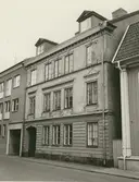 Byggnadsinventering juni 1974, bostadshus med fasad mot Norra Långgatan. Bilderna är tagna inom ramen för Kalmar kommuns inventering av Kvarnholmens bebyggelse 1970-1971 och skänkta till länsmuseet.