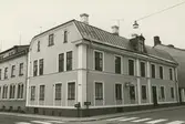 Byggnadsinventering juni 1974, bostadshus med fasad mot Norra Långgatan - Östra Sjögatan. Bilderna är tagna inom ramen för Kalmar kommuns inventering av Kvarnholmens bebyggelse 1970-1971 och skänkta till länsmuseet.