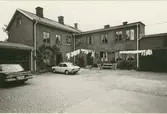 Byggnadsinventering juni 1974, bostadshus med fasad mot Fiskaregatan - Proviantgatan. Bilderna är tagna inom ramen för Kalmar kommuns inventering av Kvarnholmens bebyggelse 1974 och skänkta till länsmuseet.