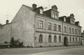 Byggnadsinventering juni 1974, bostadshus med fasad mot Fiskaregatan. Bilderna är tagna inom ramen för Kalmar kommuns inventering av Kvarnholmens bebyggelse 1974 och skänkta till länsmuseet.