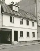 Byggnadsinventering juni 1974, bostadshus av korsvirke med portvalv. Bilderna är tagna inom ramen för Kalmar kommuns inventering av Kvarnholmens bebyggelse 1974 och skänkta till länsmuseet.