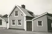 Byggnadsinventering juni 1974, enfamiljsbostad med fasad mot Norra Långgatan. Bilderna är tagna inom ramen för Kalmar kommuns inventering av Kvarnholmens bebyggelse 1974 och skänkta till länsmuseet.