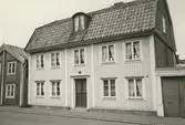 Byggnadsinventering juni 1974, bostadshus med 
fasad mot Norra Långgatan. Bilderna är tagna inom ramen för Kalmar kommuns inventering av Kvarnholmens bebyggelse 1974 och skänkta till länsmuseet.