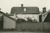 Byggnadsinventering juni 1974, bostadshus med
fasad mot grönområde. Bilderna är tagna inom ramen för Kalmar kommuns inventering av Kvarnholmens bebyggelse 1974 och skänkta till länsmuseet.