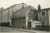 Byggnadsinventering juni 1974, bostadshus med fasad mot Storgatan. Bilderna är tagna inom ramen för Kalmar kommuns inventering av Kvarnholmens bebyggelse 1974 och skänkta till länsmuseet.