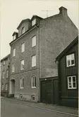 Byggnadsinventering juni 1974, bostadshus med fasad mot Landshövdingegatan. Bilderna är tagna inom ramen för Kalmar kommuns inventering av Kvarnholmens bebyggelse 1974 och skänkta till länsmuseet.