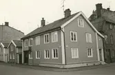 Byggnadsinventering juni 1974, bostadshus med fasad mot Storgatan - Landshövdingegatan. Bilderna är tagna inom ramen för Kalmar kommuns inventering av Kvarnholmens bebyggelse 1974 och skänkta till länsmuseet.