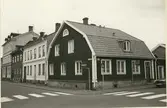 Byggnadsinventering juni 1974, bostadshus med fasad mot Storgatan - Proviantgatan. Bredvid detta hus på Storgatan låg ett mindre hus som ägaren ville rusta. Då rumshöjden i detta hus var under 1,90 beviljades inte bygglov utan det revs och ett nytt, snarlikt, hus uppfördes. Bilderna är tagna inom ramen för Kalmar kommuns inventering av Kvarnholmens bebyggelse 1974 och skänkta till länsmuseet.