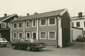 Byggnadsinventering juni 1974, bostadshus med fasad mot Storgatan. Bilderna är tagna inom ramen för Kalmar kommuns inventering av Kvarnholmens bebyggelse 1974 och skänkta till länsmuseet.