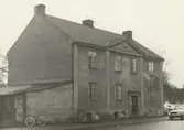 Bostadshus på Trädgårdsgatan. Bilderna är tagna inom ramen för Kalmar kommuns inventering av Kalmars bebyggelse 1974 och skänkta till länsmuseet.