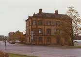 Flerfamiljshus i kv Laxen, på tomt nummer 1. Rivet. Bilderna är tagna inom ramen för Kalmar kommuns inventering av stadens bebyggelse 1974.
