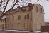 Kv Piggvaren nummer 3. Ett bostadshus med mansardtak och putsad fasad. Bilderna är tagna inom ramen för Kalmar kommuns inventering av stadens bebyggelse 1974 och skänkta till länsmuseet.