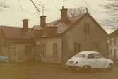 Kv Piggvaren nummer 4. Ett bostadshus och en SAAB 96. Bilderna är tagna inom ramen för Kalmar kommuns inventering av stadens bebyggelse 1974 och skänkta till länsmuseet.