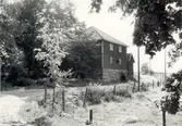 Knuttimrat magasin intill mangården på Kärnebo.