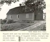 Flygeln mitt emot den nuvarande mangårdsbyggnaden på Grävsätters gård. Knuttimrad och klädd med panel av liggande bräder som har anbragts som skissen visar.
Tak av enkupigt tegel. Gulmålad med vita hörn-, dörr- och fönsterfoder.