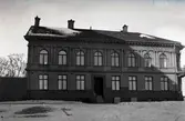 Det hus som Wilhelm och Martina Lundgren lät uppföra för Kalmar Sjöfartsmuseum. Huset inrymmer även flera bostadslägenheter. Fastigheten byggdes av ägaren till Kalmar kakelungsfabrik. Det köptes 1942 av Kalmar Sjöfartsmuseum med pengar donerade av Martina Lundgren.