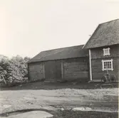 Loge med två lador. Golvet i logen tvärgående. Timret är inskiftat i portgångarna och knutat i ändarna. En i Högsby mycket vanlig konstruktion.