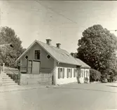 Bostadshus i Högsby, med fritrappa och putsad fasad.