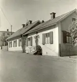 Bostadshus i Högsby, med putsad fasad och fritrappa.