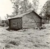 Hölada på ängen, Ängedalen, av rundtimmer med dubbelhaksknut.