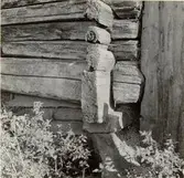 Valåkra by. Syll och tomtsten på logen.