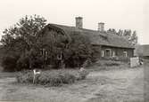 Äldre mangårdsbyggnad. Klädd med panel av stående bräder med täcklister, brutet tak med enkupigt tegel. Rödfärgad med vita dörr- och fönsterfoder.