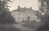 Huvudbyggnaden på Elsabo herrgård. Byggd åt Per Gustav Tamm år 1909. Fastigheten såldes 1930 till Järnvägsmannaförbundet som inrättade ett vilo- och konvalecenthem för järnvägsarbetare i den. Vilohemmet övertogs senare av Kalmar läns landsting som fortsatte att driva det som konvalecenthem, företrädesvis för äldre ortopedpatienter. Konvalecenthemmet upphörde 1990 och fastigheten såldes på auktion. Sdan dess har den varit konferensanläggning, hotell och flyktingboende. I december 1910 brann herrgården och såldes efter det till intressenter som försöker etablera ett spahotell i anläggningen.