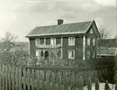 Mangårdsbyggnad på en gård vid stora landsvägen, nära avtagsvägen till kyrkan. 
Ordförandens hus, förr Oskar Karlssons. Byggt av hans far, gamle byggmästaren.
