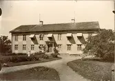 Huvudbyggningen vid Kläckeberga gård, uppförd vid början av 1800-talet. Grågul och sedermera vitmålad.