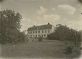 Sundtorps gård sedd från trädgårdssidan. Nuvarande huset byggdes 1822-1839. Tidigare var det två byggnader, vilka även fanns på 1760-talet.