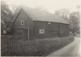 Magasinbyggnad strax nedanför mangården på gård i Björka. Partiet till höger blev senare tillskiftat