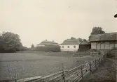 Toverums säteri. Mangårdsbyggnaden med från vänster huvudbyggnad, förvaltarflygel, avträde och uthuslänga.
