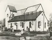 Långlöts nya kyrka från sydost, med den medeltida klövsadelskyrkans viktigaste delar inritade.