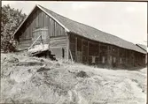 Så kallat körhus. Ladugårds- och loglänga med vandringsskjul. Foto från söder.