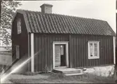 Drängstuga, tidigare undantagsstuga. Ditflyttad på 1860-talet från skogstorpet Marialund. Längd 7,10 meter, bredd 5,25 meter. Ägare: Viktor Johansson.