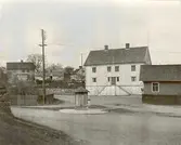 Kalmarsundskustens småköpingar : en bild från torget i Figeholm vid Oskarshamn.