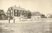 Torget med brunnen och en gammal byggnad, före dess ombyggnad av fasaderna. Målare Engströms hus.