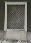 Ytterdörr till stuga. Ägare 1937 Karl Johansson. Bredd inom karm 1,30 m. Höjd inom karm 1,75 m. Med listverk i rutmönster. På stugans sydöstra långvägg.