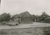 Loge, ladugårdslänga,2 stall samt bod. De två byggnaderna åt höger tillh. Johansson. Ägare: t v Hulda Svensson med Rikard Jonsson som brukare, t.h Karl Johansson.