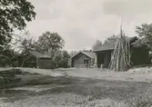 Från vänster visthusbod, lillstuga och vedbod.
