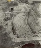 Den avtäckta översidan av valvet över portgången genom västra vallen. Till vänster och i bakgrunden var rester av Johan III:s lusthus på vallen och av Västra porttornet.
På vissa plåtar har Martin Olsson klistrat eltejp för att markera hur bilden skulle beskäras i boken.