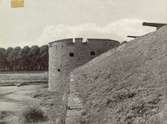 Västra postejen sedd från öster. Foto N.L. 1957.
På vissa plåtar har Martin Olsson klistrat eltejp för att markera hur bilden skulle beskäras i boken.