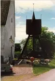 Klockstapeln vid Mortorp kyrka.