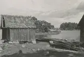 Sjöbod av äldre typ med intilliggande kåser.
